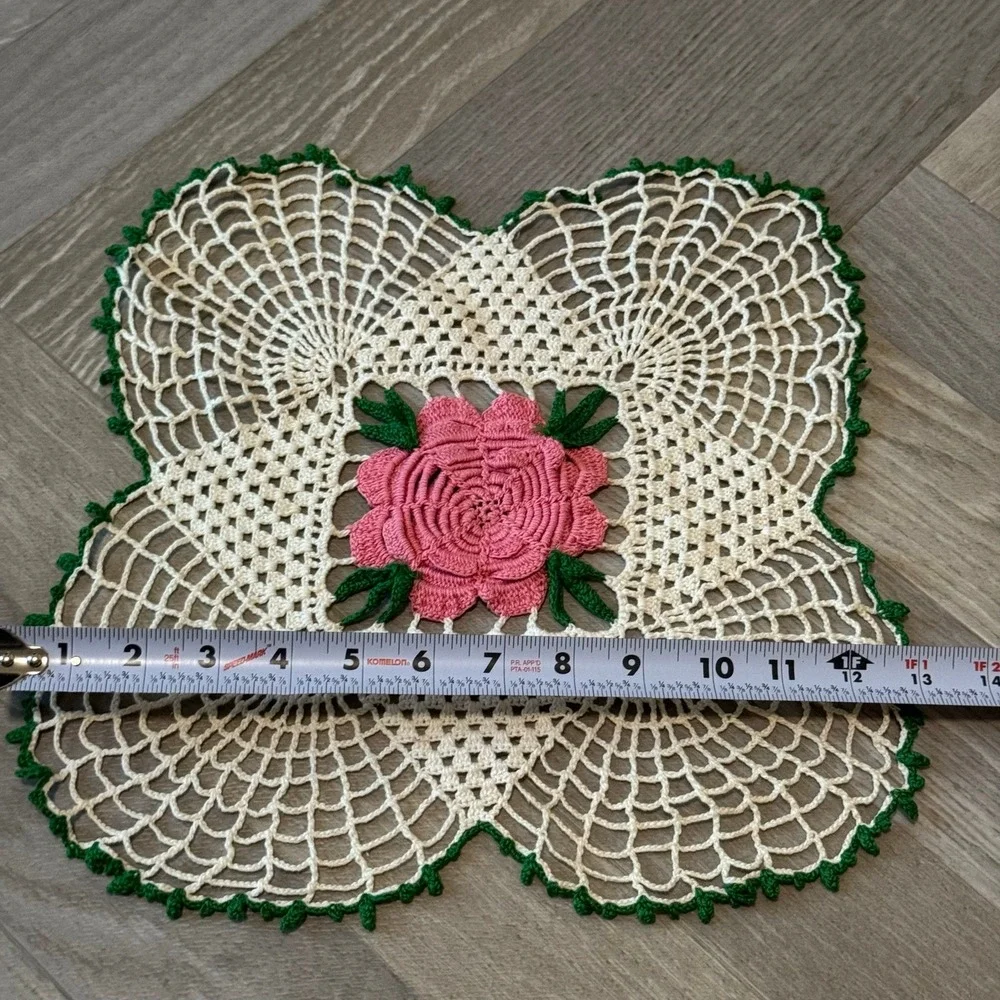 Handmade Crochet Doily‎ Pink Rose Green Leaf Scalloped Edge Table Decor
